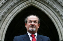 Σαλμάν Ρούσντι: Τα νεότερα για την υγεία του – «Έχασε την όραση στο ένα μάτι και τη χρήση του ενός χεριού»