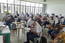 Φοιτητές στις Φιλιππίνες φόρεσαν «καπέλα κατά της αντιγραφής»