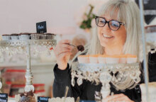 Η Cathy Miller, ιδιοκτήτρια του Tastries Bakery στο Μπέικερσφιλντ της Καλιφόρνια 