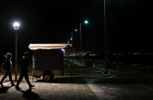 Πολίτες περπατούν σε πάρκο