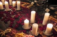 ροδοπέταλα στο τραπέζι 