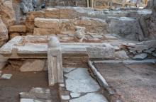 Η μεταγενέστερη δεξαμενή πάνω στο δυτικό σκέλος του αναβαθμού