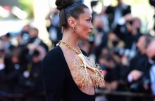 Η Μπέλα Χαντίντ «προσπαθεί» να χορέψει συρτάκι στο Κατάρ