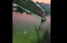 Στους 68 οι νεκροί από την κατάρρευση κρεμαστής γέφυρας στο Γκουτζαράτ