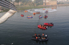 Έρευνες από σωστικά συνεργεία στο σημείο που κατέρρευσε η γέφυρα στην Ινδία