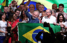 Ο νέος πρόεδρος της Βραζιλίας Λούλα πανηγυρίζει τη νίκη του στις εθνικές εκλογές
