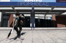 Πολίτες έξω από εμβολιαστικό κέντρο 