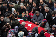 Θρήνος στην κηδεία ανθρακωρύχου που σκοτώθηκε στη φονική έκρηξη στην Τουρκία