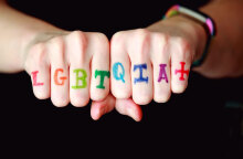 Διαφωνίες στη Βρετανία για τον τρόπο προσέγγισης παιδιών με δυσφορία φύλου