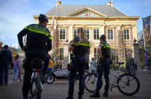 Αστυνομικοί έξω από το μουσείο Mauritshuis