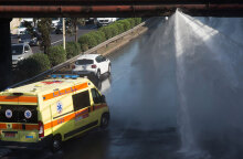 Νερό βγαίνει από αγωγό της ΕΥΔΑΠ στον Κηφισό