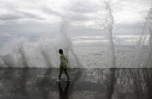 Παιδί παίζει με τα κύματα στο Παλαιό Φάληρο, καθώς η κακοκαιρία EVA επηρεάζει την Αττική