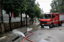 Απάντληση υδάτων από κατοικία μετά την κακοκαιρία στην Αθήνα