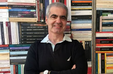 Ο Βασίλης Παπαθεοδώρου είναι ο συγγραφέας που συνελήφθη για παιδική πορνογραφία