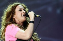 Alanis Morissette: «Αρνούμαι να περνάω χρόνο σε ένα περιβάλλον που μειώνει τις γυναίκες»