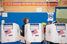 Ενδιάμεσες εκλογές ΗΠΑ: Πιο κοντά στον έλεγχο της Γερουσίας οι Δημοκρατικοί, προβάδισμα Ρεπουμπλικανών στη Βουλή