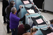 Οι Αμερικανοί στις κάλπες: Το «κύμα» δεν βάφτηκε κόκκινο στις ενδιάμεσες εκλογές