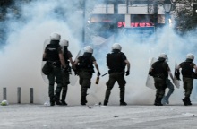 Επεισόδια με μολότοφ και χημικά έξω από τη Βουλή 