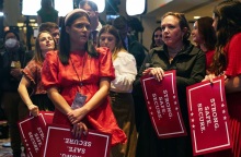 Οι Αμερικανοί στις κάλπες: Το «κύμα» δεν βάφτηκε κόκκινο στις ενδιάμεσες εκλογές