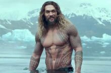 Τζέισον Μομόα: Γδύθηκε και έμεινε σχεδόν γυμνός σε συνέντευξη 