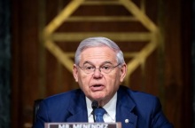 Ο Μενέντεζ παραμένει πρόεδρος της Επιτροπής Διεθνών Σχέσεων της Γερουσίας 