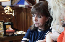 Η Κατερίνα Σακελλαροπούλου εμβολιάζεται για τη γρίπη