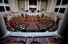 Αυξήσεις σε συντάξεις και νέα ρύθμιση οφειλών - Στη Βουλή το νομοσχέδιο