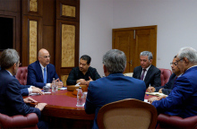 Στιγμιότυπο από τη συνάντηση Δένδια με τον Στρατάρχη Χαφτάρ