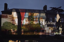 Το βίντεο της Greenpeace για το κόστος ζωής στη Βρετανία στην πρόσοψη του σπιτιού του Ρίσι Σούνακ