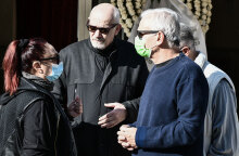 Γιώργος Κιμούλης και Μίρκα Παπακωνσταντίνου στην κηδεία της Μίνας Αδαμάκη στον Βύρωνα