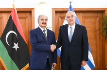 Ο Νίκος Δένδιας με τον στρατάρχη Χαφτάρ σε επίσκεψη στην Ανατολική Λιβύη