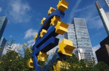 H EKT περιορίζει την ρευστότητα στις τράπεζες