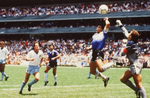 Ο Ντιέγκο Μαραντόνα σημειώνει το «Χέρι του Θεού» στο Μουντιάλ 1986 κόντρα στην Αγγλία
