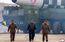 Ο Κιμ Γιονγκ Ουν περπατά μπροστά από βαλλιστικό διηπειρωτικό πύραυλο της Βόρειας Κορέας