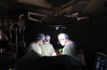 Γιατροί κάνουν εγχείρηση ανοιχτής καρδιάς χωρίς ρεύμα