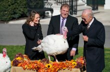 ΗΠΑ: Ο πρόεδρος Μπάιντεν έδωσε χάρη σε δύο γαλοπούλες ενόψει της γιορτής των Ευχαριστιών	