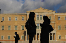 Πολίτες απέναντι από το κτίριο της Βουλής