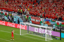 Οπαδοί της Ουαλίας στο Μουντιάλ του Κατάρ αποθεώνουν τον Γκάρεθ Μπέιλ μετά την ισοπαλία με τις ΗΠΑ