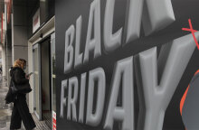 Καταναλωτής εισέρχεται σε κατάστημα ηλεκτρονικών ειδών