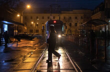 Κάτοικος στο Κίεβο περπατά στο σκοτάδι, καθώς τα μπλακ άουτ συνεχίζονται στην ουκρανική πρωτεύουσα