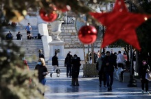 Στην πλατεία Συντάγματος το 21 μέτρων χριστουγεννιάτικο δέντρο