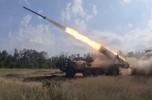 Ρωσικός πύραυλος εκτοξεύεται στην Ουκρανία, καθώς οι μάχες συνεχίζονται στα νότια της χώρας