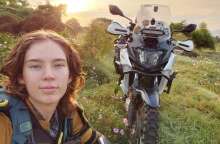 Η γυναίκα που φιλοδοξεί να γίνει η νεότερη που θα διασχίσει τον κόσμο με μοτοσικλέτα