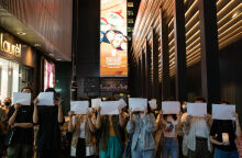 Με συνδυασμό μέτρων καταστολής και κατά περίπτωση χαλάρωση περιορισμών, οι κινεζικές αρχές προσπαθούν να εκτονώσουν την κοινωνική ένταση.