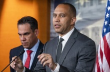 Ο Χακίμ Τζέφρις νέος επικεφαλής των Δημοκρατικών στη Βουλή των Αντιπροσώπων