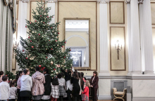 Η ΠτΔ παρέα με παιδιά στολίζουν το δέντρο στο Προεδρικό Μέγαρο