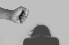 Γροθιά άνδρα απειλεί γυναίκα που κάθεται μαζεμένη στη γωνιά της