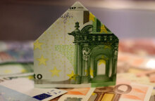 Η αύξηση των επιτοκίων ανεβάζει στα ύψη τη δόση στα δάνεια για την πρώτη κατοικία