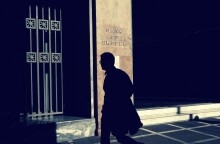 Περαστικός έξω από την Τράπεζα της Ελλάδος