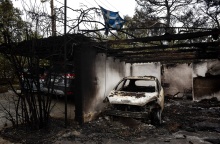 Καμένο σπίτι και αυτοκίνητο από τη φωτιά στο Μάτι